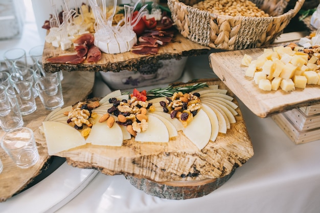 Fleisch-, Käse- und Muskatnusshochzeitsbuffet mit verschiedenen Imbissen.