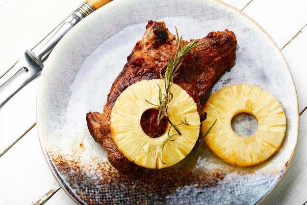 Fleisch mit Ananasringen gebacken