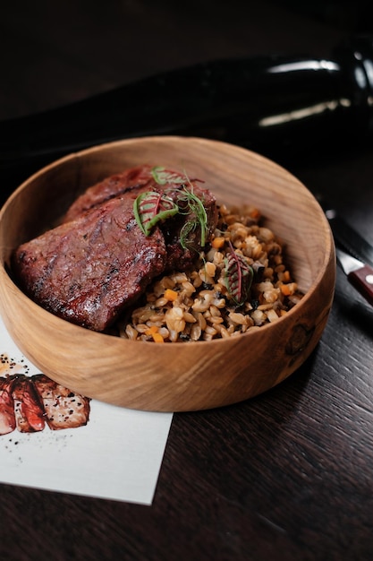 Fleisch mit Dinkel Konzept des Restaurants, das Gerichte serviert