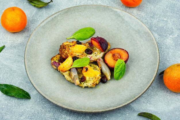 Fleisch mit Früchten gebacken