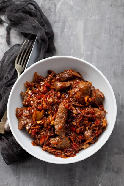 Fleisch mit Gemüse in weißer Schüssel