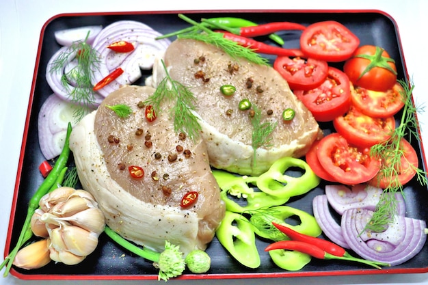 Fleisch mit Gemüse und Gewürzen, Zwiebeln, roter und grüner Paprika, Ingwer, Dill