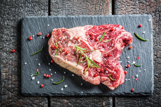 Fleisch mit Rosmarin und Pfeffer auf einer Steinplatte