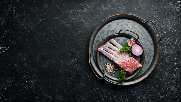 Fleisch Rohe Lammrippen auf einem Metallblech Vorbereitung zum Backen Rustikaler Stil Foto für den Katalog