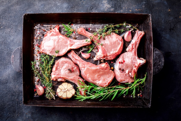 Fleisch Rohes frisches Hammelfleisch auf den Knochen Gewürze Chesno und Rosmarin