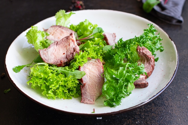 Fleisch Salat Gemüse saftige Kalbsscheibe auf dem Tisch