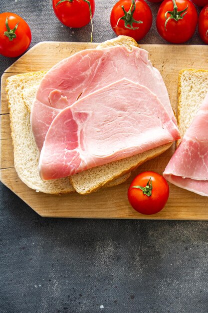 Fleisch-Sandwich Schweinefleisch Schinken Wurst frische Mahlzeit Essen Snack auf dem Tisch Kopie Raum Essen Hintergrund