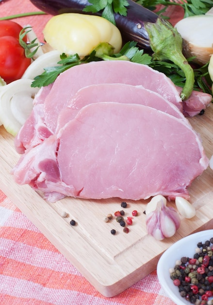 Fleisch Schweinefleisch mit Gemüse auf Holzbrett kochen