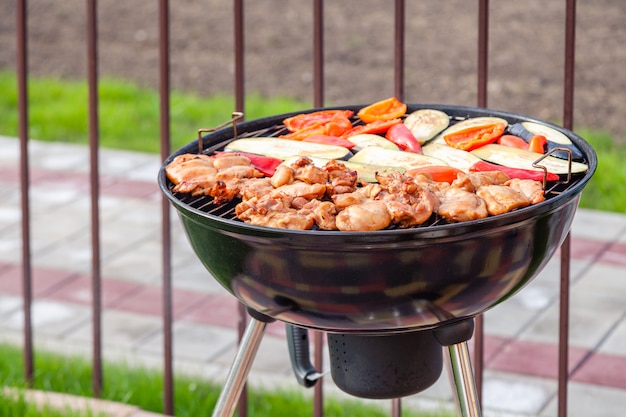 Fleisch und Gemüse grillen