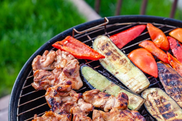 Fleisch und Gemüse grillen