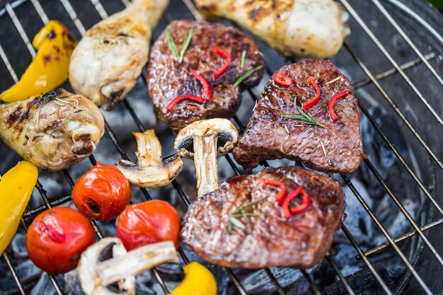 Fleisch und Gemüse vom Grill, Nahaufnahme