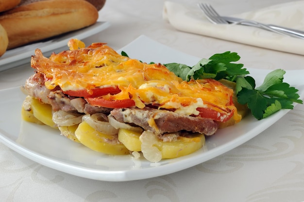 Fleisch und Käse mit Kartoffeln