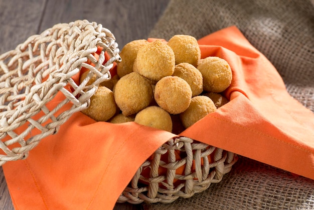 Fleischbällchen, gebratener gesalzener brasilianischer Snack gefüllt mit Fleisch ( Bolinha de carne )