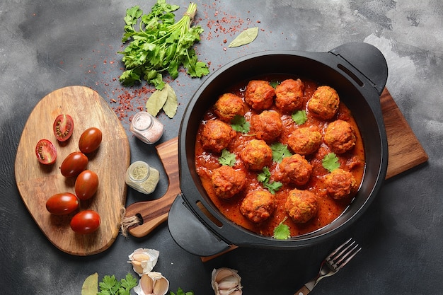 Fleischbällchen in süß-saurer Tomatensauce mit Gewürzen