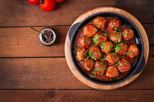 Fleischbällchen in süß-saurer Tomatensauce