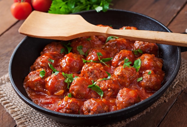 Fleischbällchen in süß-saurer Tomatensauce