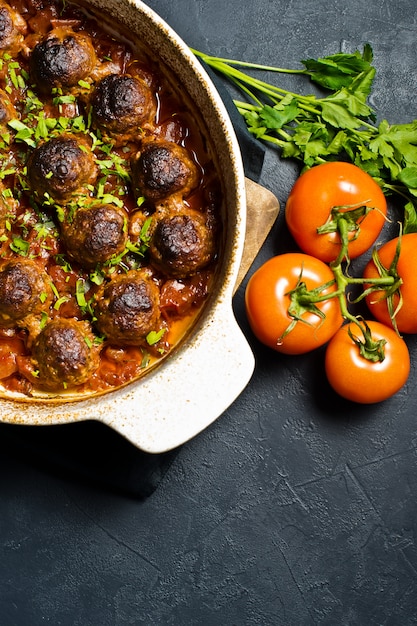 Fleischbällchen in Tomatensauce in einer Auflaufform.