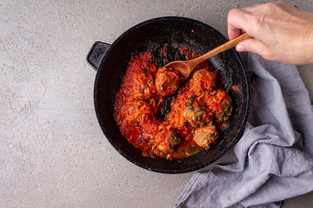 Fleischbällchen in Tomatensauce in einer Pfanne