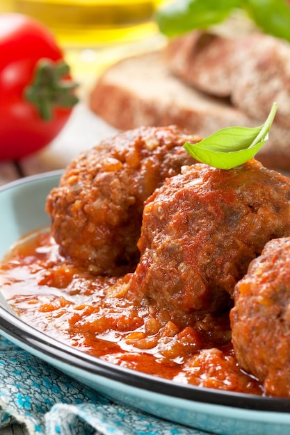 Foto fleischbällchen in tomatensauce