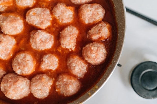 Fleischbällchen kochen in einer Pfanne zu Hause Rezept für Rindfleisch, Hühnchen und Schweinefleisch in Tomatensauce