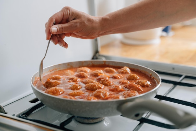 Fleischbällchen kochen in einer Pfanne zu Hause Rezept für Rindfleisch, Hühnchen und Schweinefleisch in Tomatensauce