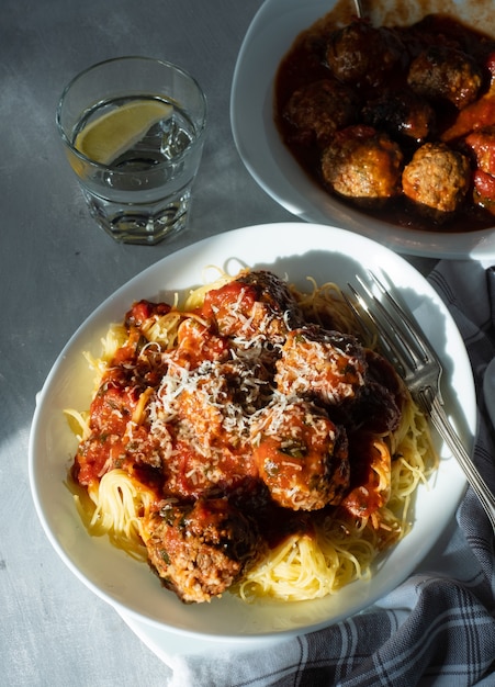 Fleischbällchen mit Nudeln in Tomatensauce