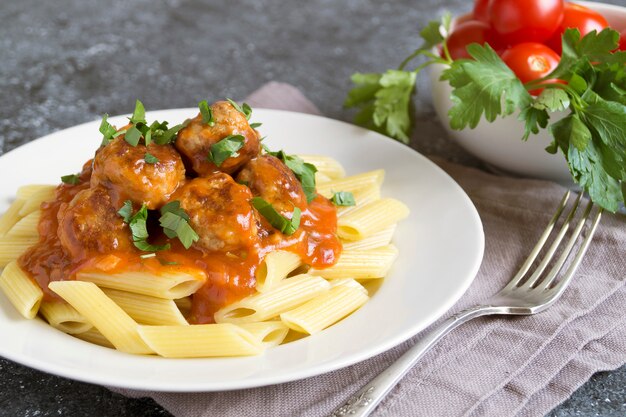 Fleischbällchen mit Penne.