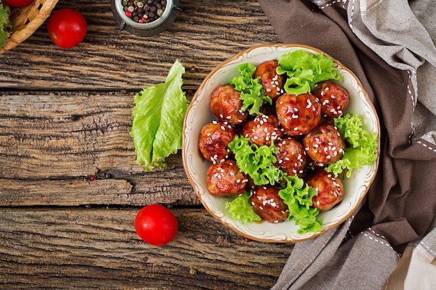 Fleischbällchen mit Rindfleisch in süß-saurer Soße. Asiatisches Essen. Ansicht von oben. Flach liegen