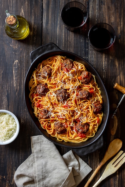 Fleischbällchen mit Spaghetti, Tomatensauce und Parmesan. Italienische Küche.