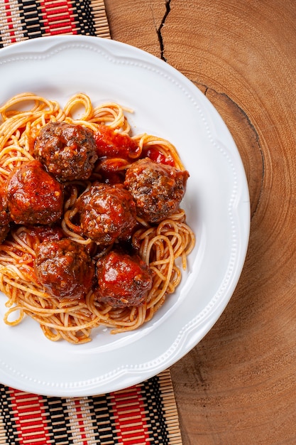 Foto fleischbällchen mit tomatensauce und nudeln. draufsicht - almondegas