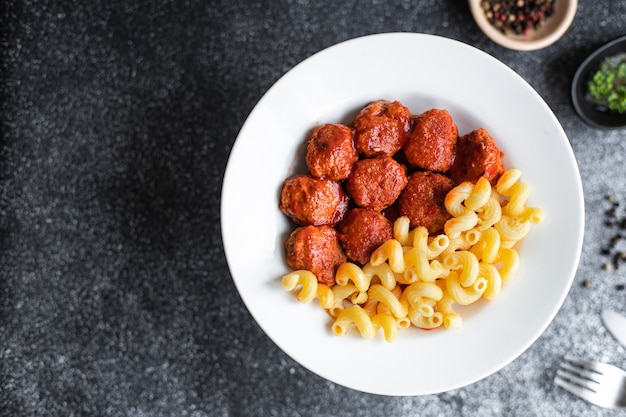 Fleischbällchen Pasta Tomatensauce Platte zweiten Gang Portion