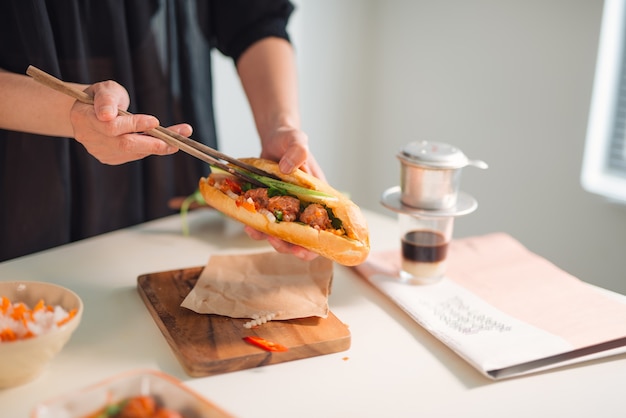 Fleischbällchen serviert mit Tomatensauce als Sandwich, vietnamesisches Frühstück