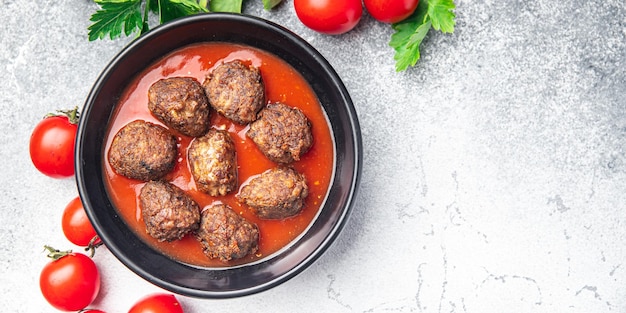 fleischbällchen tomatensoße fleisch rindfleisch kalbfleisch schweinefleisch frisch portion diätetisch gesund mahlzeit lebensmittel diät stillleben