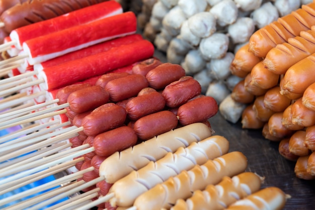 Fleischbällchen und Wurst am Spieß.