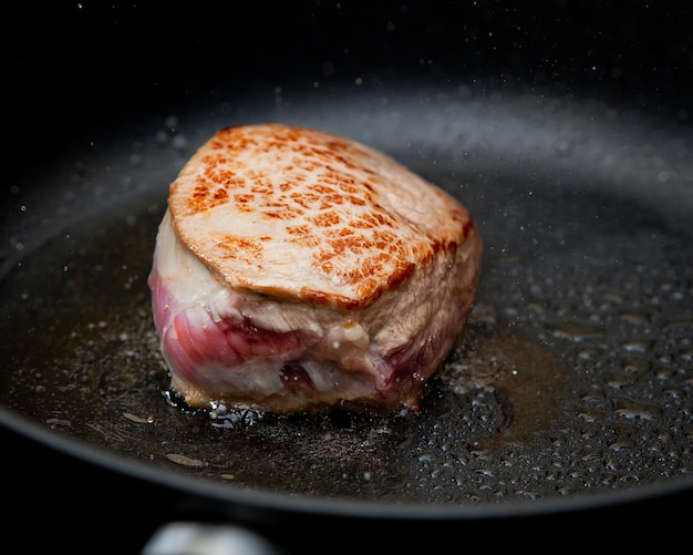 Fleischbraten in der Pfanne