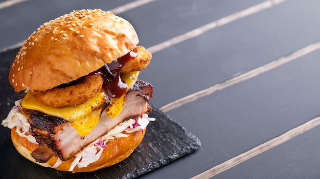 Fleischburger mit Zwiebelringen, Käse, Kohl und Salat Fast-Food-Konzept Platz kopieren