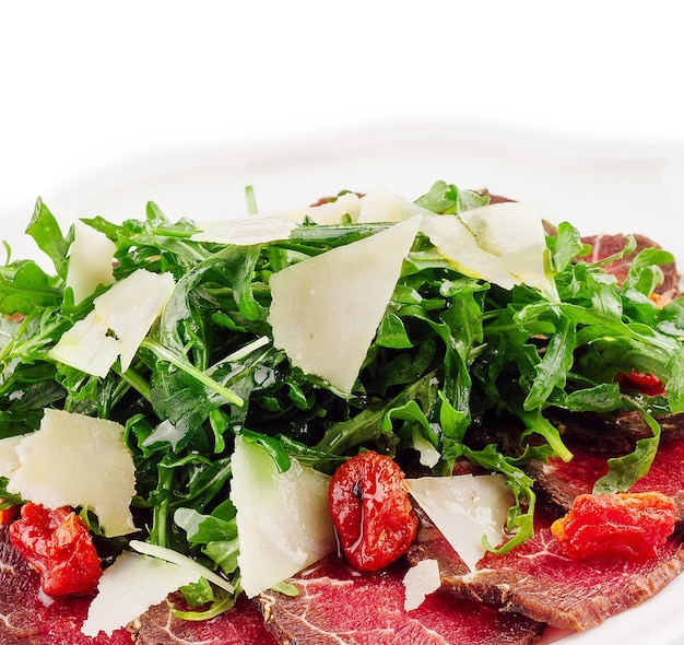 Fleischcarpaccio mit Rucola und Parmesankäse