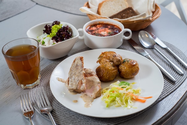 Fleischgericht mit Kartoffeln auf dem Tisch im Restaurant