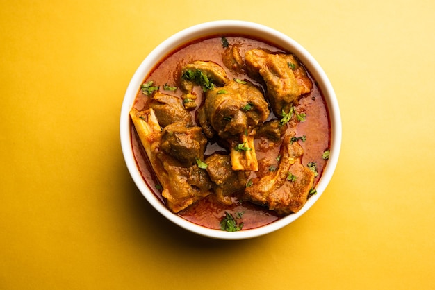 Fleischgericht nach indischer Art oder Hammelfleisch ODER Gosht Masala ODER Lamm Rogan Josh serviert in einer Schüssel, selektiver Fokus