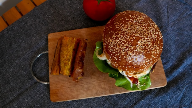 Fleischiger Hamburger in einem Restaurant