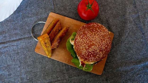 Fleischiger Hamburger in einem Restaurant