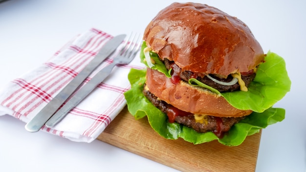 Fleischiger Hamburger in einem Restaurant