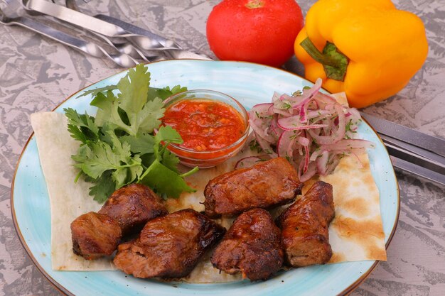 Fleischkebab ist ein Nationalgericht gegrilltes Fleisch auf Kohlen mit Soße für das Menü hochwertiges Foto