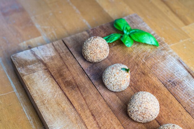 Fleischklöschen des strengen Vegetariers auf einem rustikalen Holztisch