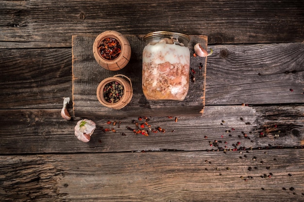 Foto fleischkonserven in einem glas auf einem holztisch bauernhof bio-lebensmittel-banner-menü rezept platz für text