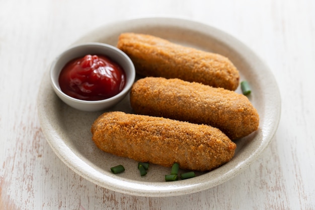 Fleischkroketten mit Sauce auf Teller