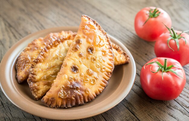 Fleischpastetchen auf dem Holztisch