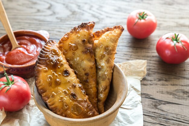 Fleischpastetchen auf dem holztisch