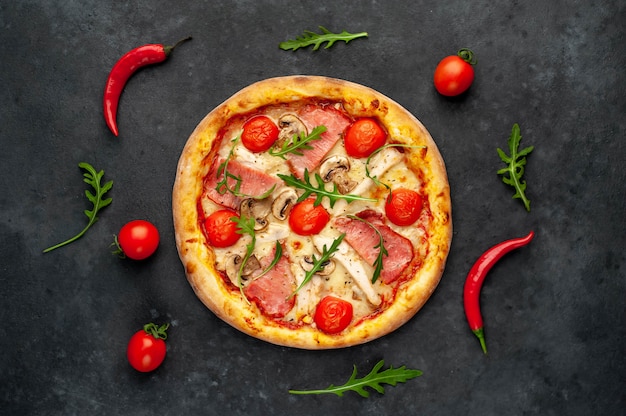 Fleischpizza mit Käse, Huhn, Schinken, Champignons, Tomaten