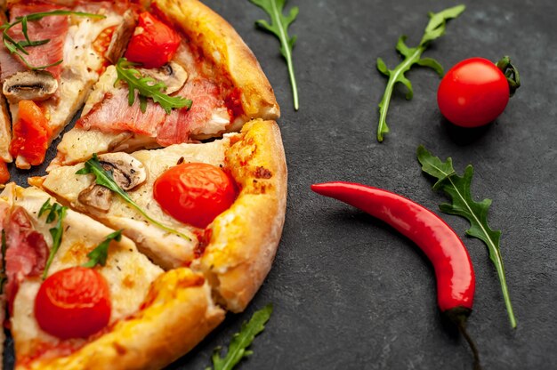 Fleischpizza mit Käse, Huhn, Schinken, Champignons, Tomaten